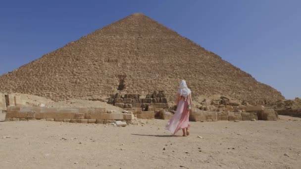 Widok Tyłu Młodej Kobiety Idącej Kierunku Wielkiej Piramidy Gizie Egipcie — Wideo stockowe