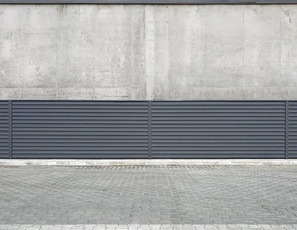 城市金属波纹围栏与道路两旁的混凝土建筑物或墙壁相映成趣 灰色现代装饰或技术围栏 城市环境 — 图库照片