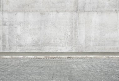 Bir binanın beton duvarı ve bir kaldırım taşının parçası. Binanın ön cephesi. Yaratıcılık için mokap veya arkaplan