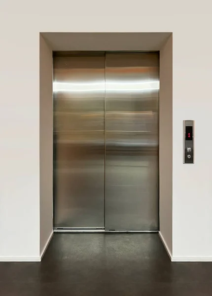 Portes Métalliques Brillantes Ascenseur Moderne Vue Face — Photo