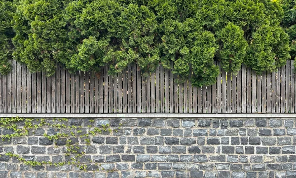 Ein Uralter Zaun Aus Verschiedenen Materialien Steinsockel Und Bretterzaun Zaunbeschaffenheit — Stockfoto