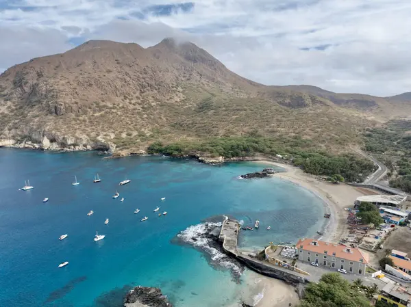 Santiago adasındaki Tarrafal limanındaki köy. Cape Verdes.
