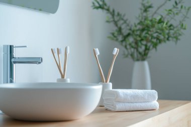 Modern bir banyoda bir çift bambu diş fırçası.