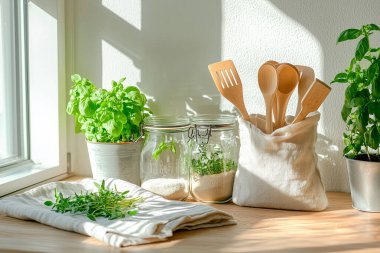 Cam kavanozlar, bambu kaplar, yeniden kullanılabilir pamuk torbaları, ahşap raflar ve saksı bitkileri gibi çevre dostu aksesuarların yer aldığı şık bir sıfır atık mutfağı.. 