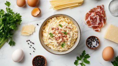 Carbonara Makarnası: Mükemmel Dengede Bir İtalyan Klasiği. Çıtır pancetta, taze yumurta rendelenmiş parmesan, karabiber ve taze maydanozlu kremalı makarna. Zengin, ipeksi bir dokusu ve cesur tadı olan ebedi bir İtalyan favorisi..