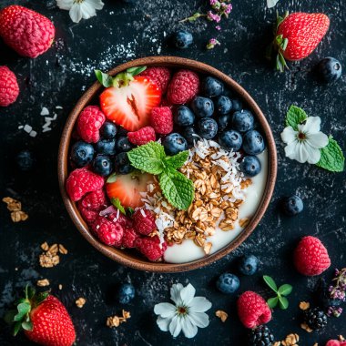 Granola, Hindistan cevizi ve naneli Taze Böğürtlen Kaseleri
