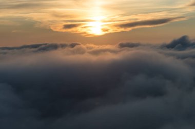 Ukrayna 'nın Karpat dağlarında sonbahar günbatımı