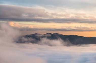 Ukrayna 'nın Karpat dağlarındaki Strymba Dağı yakınlarında sonbahar