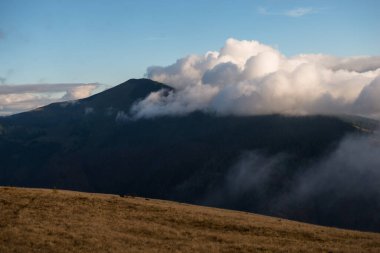 Ukrayna 'nın Karpat dağlarındaki Strymba Dağı yakınlarında sonbahar