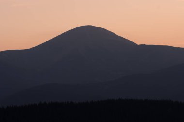 Hoverla Dağı, Karpatya dağlarındaki Chornohora dağ sırtındaki Ukrayna 'nın en yüksek dağı.