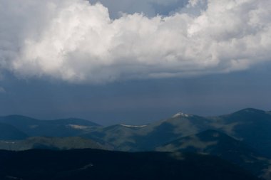 Ukrayna 'nın Karpat Dağları' ndaki Chornohora Dağı yakınlarında yaz mevsimi