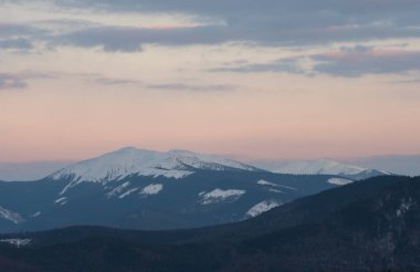 Ukrayna 'nın Karpat Dağları' nın Gorgany sıradağlarındaki Arshytsya sırtı yakınlarındaki çok vahşi bir yerde ilkbahar başları manzarası