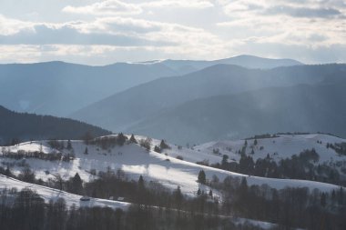 Ukrayna 'nın Karpat Dağları' ndaki Synevyr geçidinden Borzhava sırtına kış manzarası