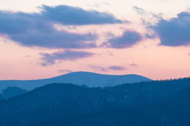 Ukrayna 'nın Karpat Dağları' ndaki Synevyr geçidinden Borzhava sırtına kış manzarası