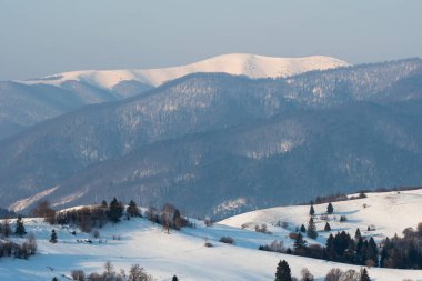 Ukrayna 'nın Karpat Dağları' ndaki Synevyr geçidinden Borzhava sırtına kış manzarası