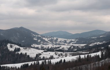 Synevyr Geçidi, Ukrayna 'dan Karpat Dağları' na kış manzarası