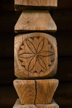 Boikivshchina tarzında eski ahşap ev dekoratifi, Ukrayna