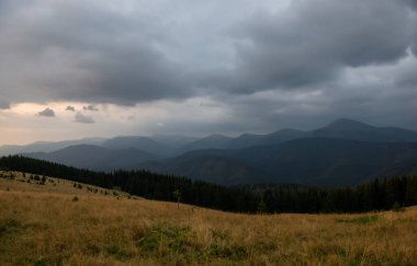 Ukrayna 'nın en yüksek dağı olan Hoverla dağı Karpat dağlarındaki Chornohora dağ sırtında, Kukul sırtı manzaralı.