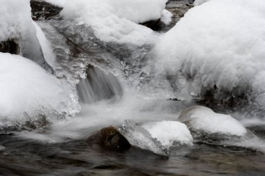 Kışın Maniava nehri, Karpat Dağları 'ndaki Gorgany dağı bölgesi, Ukrayna