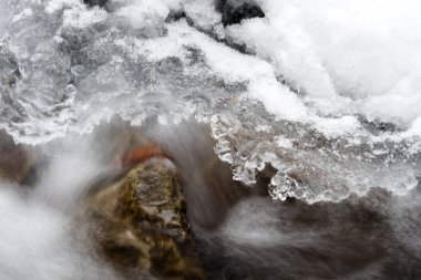 Kışın Maniava nehri, Karpat Dağları 'ndaki Gorgany dağı bölgesi, Ukrayna