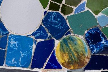 Antonio Gaudi Mozaiği arka plan olarak Park Guell 'deki kırık fayanslar, Barselona, İspanya