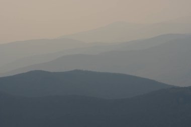 Ukrayna 'nın Karpat dağlarındaki Bozeva dağından sonbahar manzarası