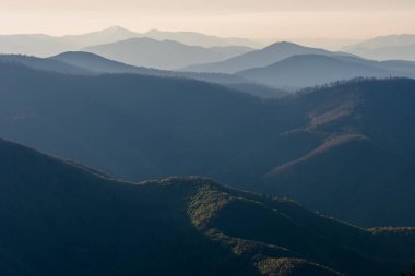 Ukrayna, Karpatya 'daki Borzhava sıradağlarından bahar dağı manzarası