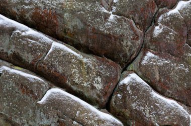 Kış ormanlarındaki taş parçaları, Poliyanytskiy Bölgesel Peyzaj Parkı, Karpat Dağları, Ukrayna