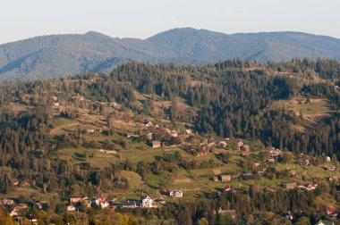Ukrayna 'nın Slavsko kasabası yakınlarındaki Karpatlar' ın Beskid bölgesinde sonbahar mevsimi