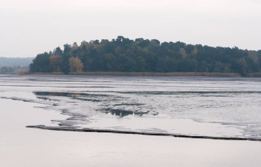 Yavoriv Ulusal Doğa Parkının sonbahar sabahı manzarası, Ukrayna