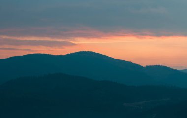 Ukrayna 'nın Slavsko kasabası yakınlarındaki Karpatya' nın Beskid bölgesinde sonbahar mevsimi