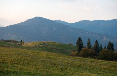 Ukrayna 'nın Slavsko kasabası yakınlarındaki Karpatya' nın Beskid bölgesinde sonbahar mevsimi