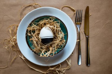 Arkaplanı boyalı yumurta olan kavramsal paskalya sofrası