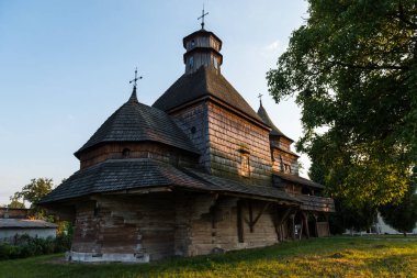 Ukrayna 'nın Drohobych kasabasındaki eski ahşap kilise..