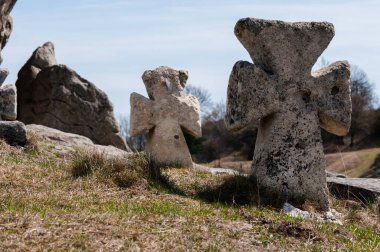 Ukrayna 'nın Ukrayna' daki Pidkamin köyünde, tepedeki Kazak mezarlarında eski kumtaşları kesişiyor.