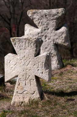 Ukrayna 'nın Ukrayna' daki Pidkamin köyünde, tepedeki Kazak mezarlarında eski kumtaşları kesişiyor.