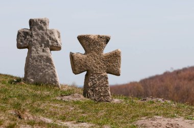 Ukrayna 'nın Ukrayna' daki Pidkamin köyünde, tepedeki Kazak mezarlarında eski kumtaşları kesişiyor.