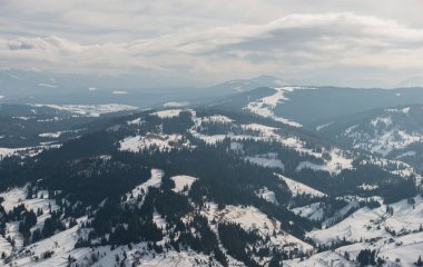 Slavsko kasabası yakınlarındaki kış manzarası, Karpat Dağları, Ukrayna
