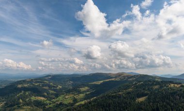 Ukrayna 'nın Slavsko kasabası yakınlarındaki Karpatlar' ın Beskid bölgesinde yaz mevsimi