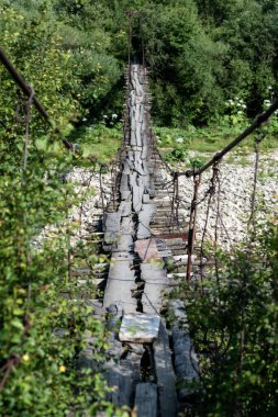 Nehir üzerindeki eski asma köprü, Karpat Dağları, Ukrayna
