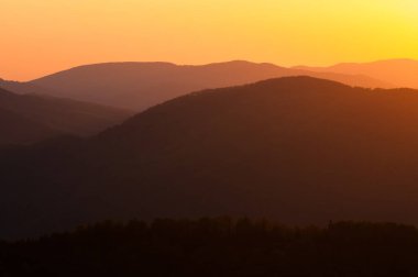 Ukrayna 'nın Pikui Dağı yakınlarındaki Karpatlar' ın Beskid bölgesinde bahar mevsimi