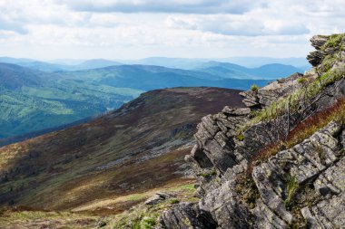Ukrayna 'nın Pikui Dağı yakınlarındaki Karpatlar' ın Beskid bölgesinde bahar mevsimi