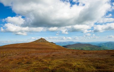 Ukrayna 'nın Pikui Dağı yakınlarındaki Karpatlar' ın Beskid bölgesinde bahar mevsimi