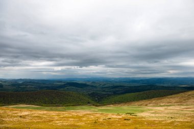 Ukrayna 'nın Pikui Dağı yakınlarındaki Karpatlar' ın Beskid bölgesinde bahar mevsimi