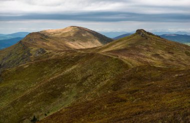 Ukrayna 'nın Pikui Dağı yakınlarındaki Karpatlar' ın Beskid bölgesinde bahar mevsimi