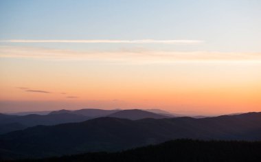 Ukrayna 'nın Pikui Dağı yakınlarındaki Karpatlar' ın Beskid bölgesinde bahar mevsimi