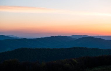 Ukrayna 'nın Pikui Dağı yakınlarındaki Karpatlar' ın Beskid bölgesinde bahar mevsimi