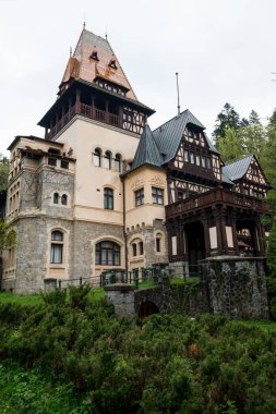 Peles Şatosu ilkbaharda, Karpat Dağları, Romanya