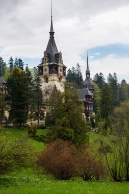 Peles Şatosu ilkbaharda, Karpat Dağları, Romanya