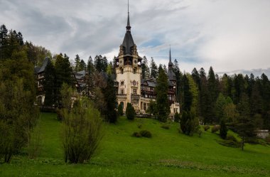 Peles Şatosu ilkbaharda, Karpat Dağları, Romanya
